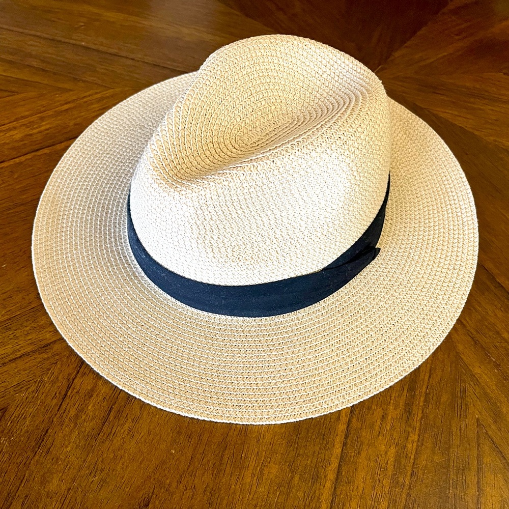 ⭐️ REDUCED!⭐️ Women’s fedora-style sun hat